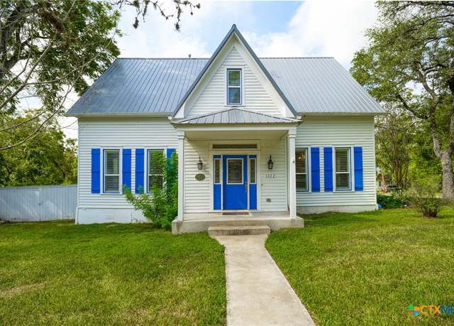 Property at 1322 North Avenue F Ave, Shiner, TX 77984, 4 beds, 3 baths