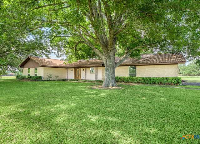 Property at 1226 E Us Highway 90, Flatonia, TX 78941, 4 beds, 2.5 baths