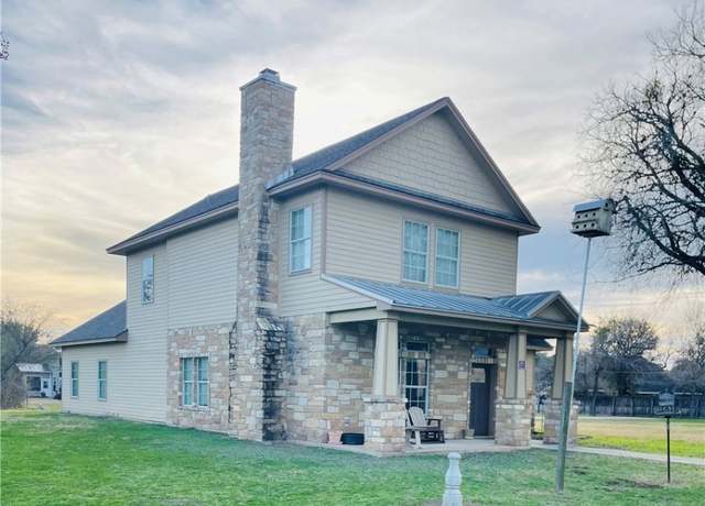 Property at 1301 Railroad St Unit H, Cuero, TX 77954, 4 beds, 2.5 baths