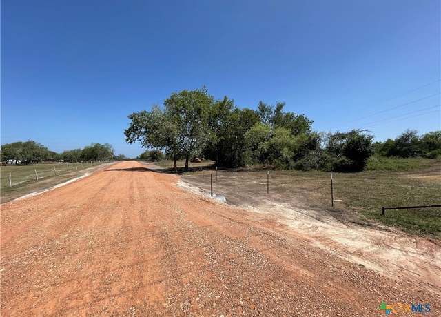Property at 697 Robinhood Rd, Victoria, TX 77905