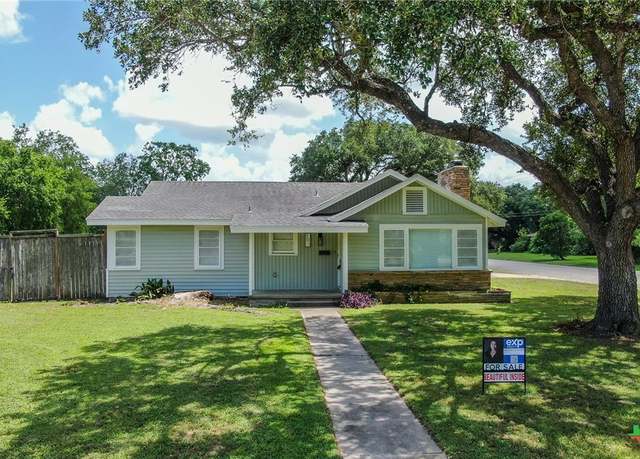 Property at 901 Lawndale Ave, Victoria, TX 77901, 3 beds, 2.5 baths