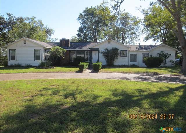 Property at 1124 Refugio Hwy, Victoria, TX 77905, 3 beds, 2 baths