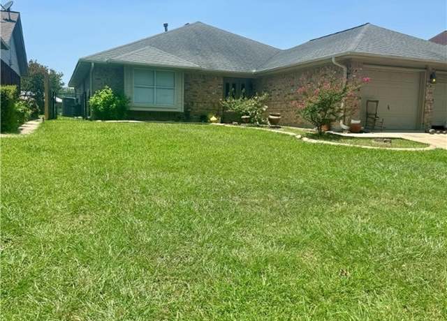 Property at 123 E Harbor Dr, Port Lavaca, TX 77979, 3 beds, 2 baths