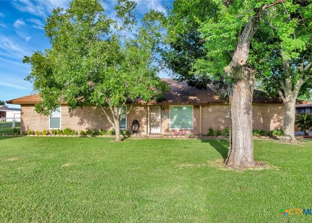 Property at 919 Eden Roc St, Victoria, TX 77904, 3 beds, 2 baths