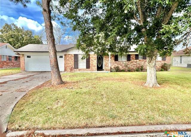 Property at 615 Jackson St, Edna, TX 77957, 3 beds, 2 baths