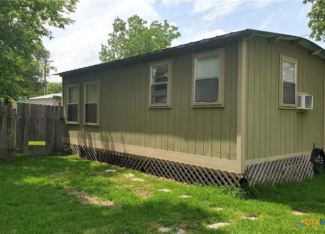 Property at 402 W Houston Ave, Seadrift, TX 77983, 4 beds, 2.5 baths