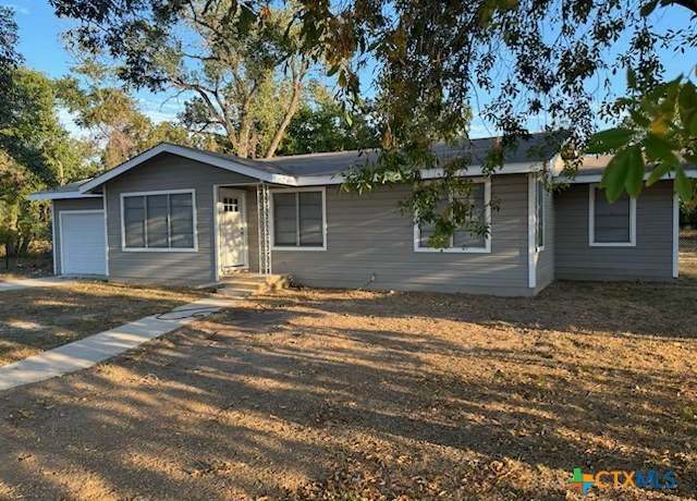 Property at 1025 E Fannin St, Luling, TX 78648, 3 beds, 1 bath