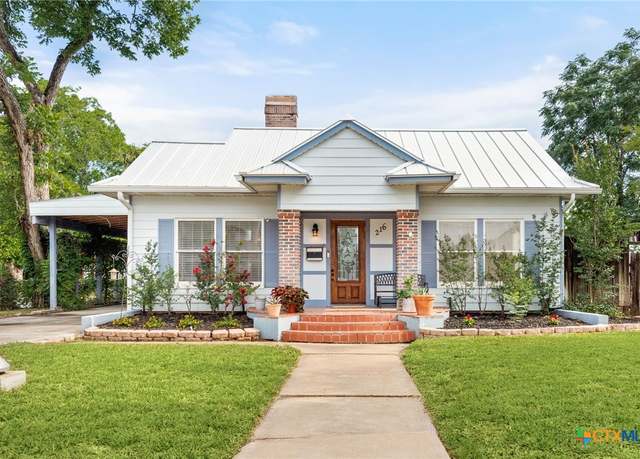 Property at 216 E Cedar St, Seguin, TX 78155, 4 beds, 3.5 baths