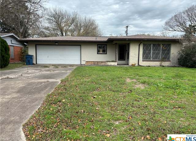 Property at 210 Houston St, Port Lavaca, TX 77979, 3 beds, 1 bath
