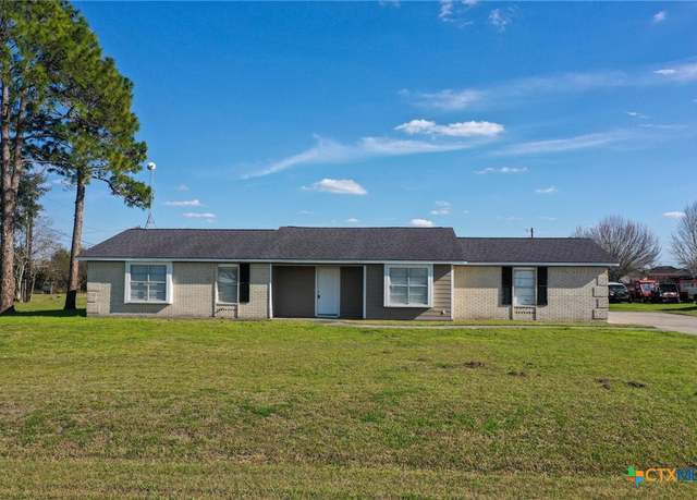 Property at 319 Crawford Dr, Victoria, TX 77904, 3 beds, 2 baths