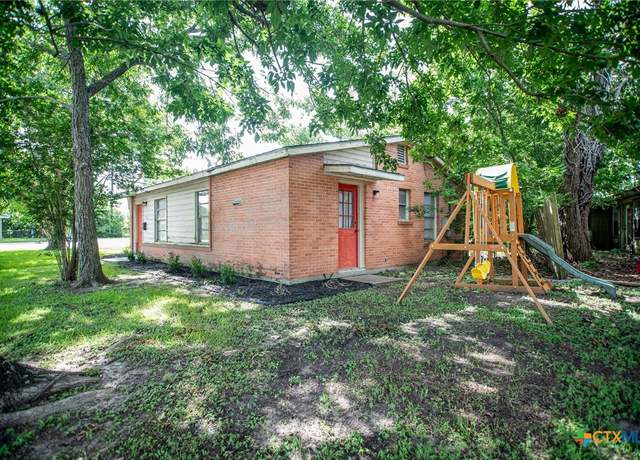 Property at 2102 Leon Dr, Port Lavaca, TX 77979, 2 beds, 1 bath