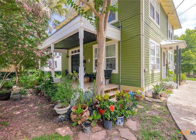Property at 406 E Goodwin Ave, Victoria, TX 77901, 3 beds, 2 baths