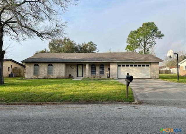 Property at 610 Davis St, Edna, TX 77957, 4 beds, 3 baths