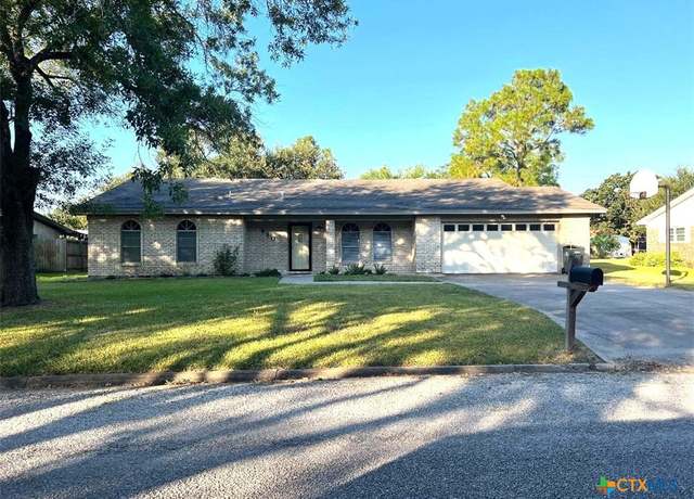 Property at 610 Davis St, Edna, TX 77957, 4 beds, 3 baths