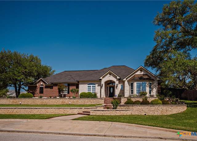Property at 207 C L Duckett Dr, Cuero, TX 77954, 3 beds, 2.5 baths