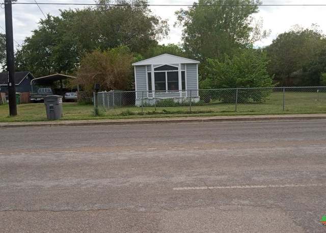 Property at 2105 E North St, Victoria, TX 77901, 2 beds, 2 baths