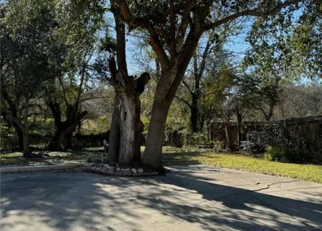 Property at 727 Brookhollow Dr, Port Lavaca, TX 77979, 4 beds, 3 baths