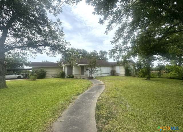 Property at 308 Avenue E, Victoria, TX 77901, 2 beds, 1.5 baths