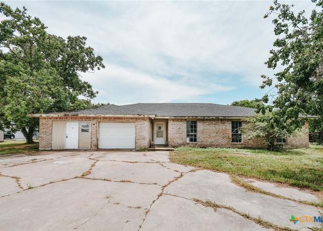 Property at 403 Schell Rd, Victoria, TX 77904, 4 beds, 2 baths
