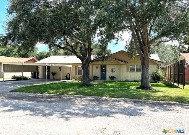 Property at 611 Jackson St, Edna, TX 77957, 3 beds, 2 baths