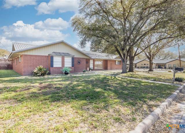 Property at 1413 Summit Dr, Gonzales, TX 78629, 3 beds, 2.5 baths