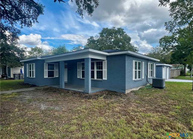 Property at 1701 E Loma Vista Ave, Victoria, TX 77901, 2 beds, 2 baths