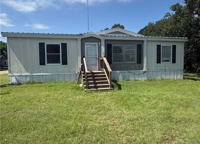 Property at 1501 South St, Gatesville, TX 76528, 3 beds, 2 baths