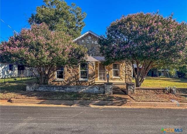 Property at 511 Saunders St, Gatesville, TX 76528, 2 beds, 2 baths