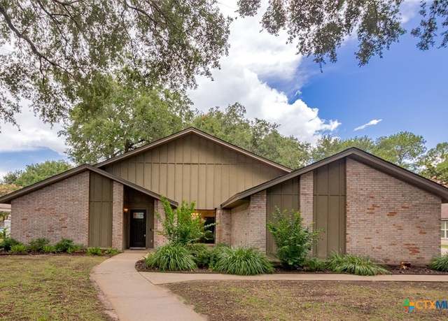 Property at 105 Creekside Dr, Victoria, TX 77904, 4 beds, 2 baths