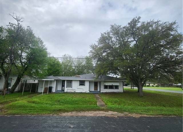 Property at 142 W 4th St, Yorktown, TX 78164, 4 beds, 1.5 baths