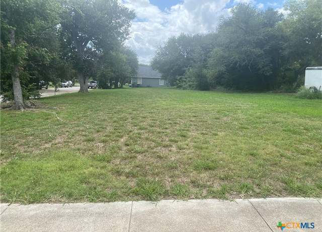 Property at 900 S Cameron St, Victoria, TX 77901
