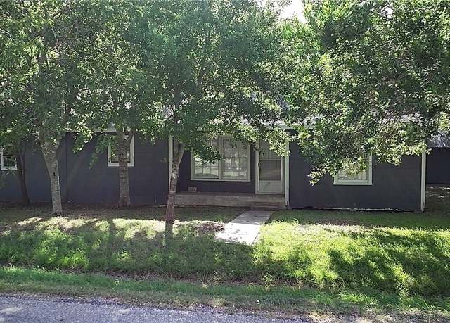 Property at 602 S 9th St, Seadrift, TX 77983, 3 beds, 2 baths