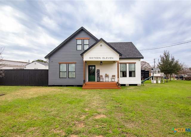 Property at 1611 Port Lavaca Dr, Victoria, TX 77901, 4 beds, 2.5 baths