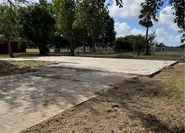 Property at 315 E Tres Palacios Ave, Palacios, TX 77465