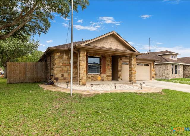 Property at 320 Silverado Trl, Victoria, TX 77901, 3 beds, 2 baths