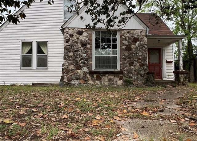 Property at 506 Edgar St, Yoakum, TX 77995, 4 beds, 2 baths