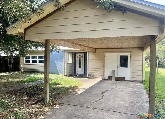 Property at 305 E Second St, Cuero, TX 77954, 4 beds, 2.5 baths