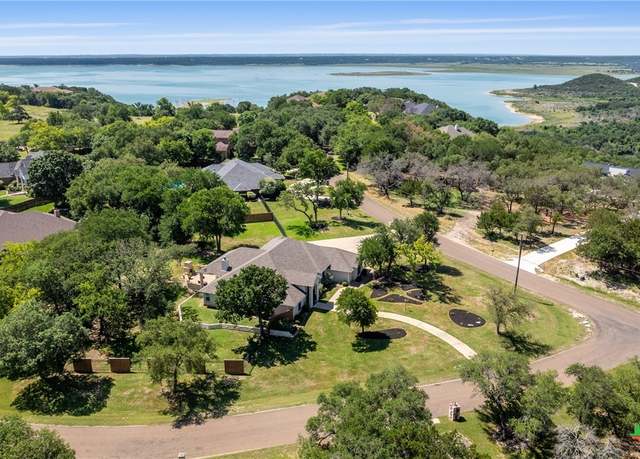 Property at 4340 Lago Vista Dr, Belton, TX 76513, 4 beds, 3.5 baths