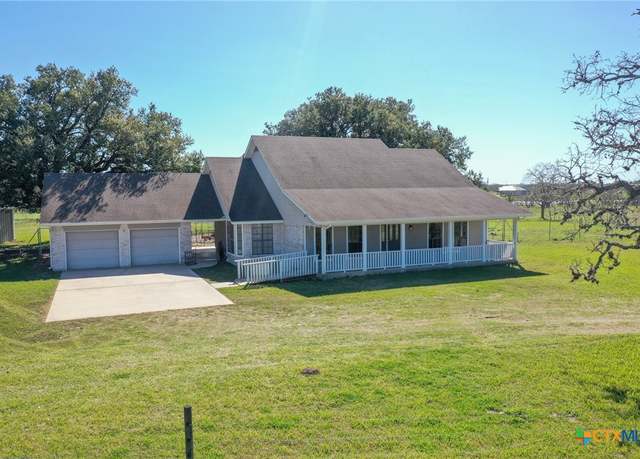 Property at 320 Refugio Hwy, Victoria, TX 77905, 3 beds, 2 baths