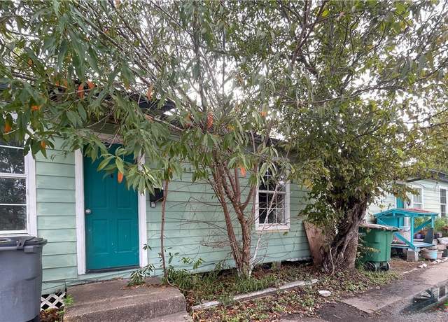 Property at 1605 E Goodwin Ave, Victoria, TX 77901, 7 beds, 2 baths