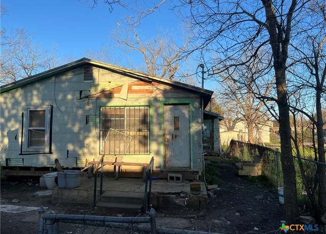 Property at 637 Flores St, Seguin, TX 78155, 2 beds, 1 bath