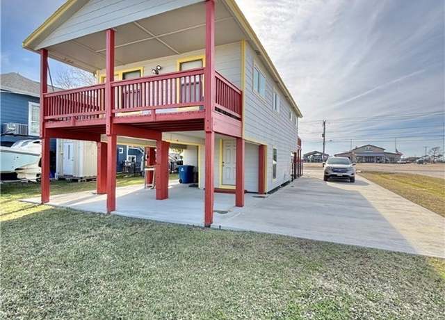 Property at 104 S Byers St, Port O'connor, TX 77982, 2 beds, 2 baths