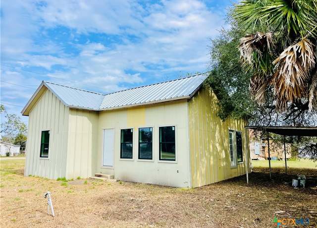 Property at 807 E End St, Goliad, TX 77963, 2 beds, 1 bath