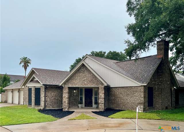 Property at 101 Biltmore Dr, Victoria, TX 77904, 4 beds, 3.5 baths