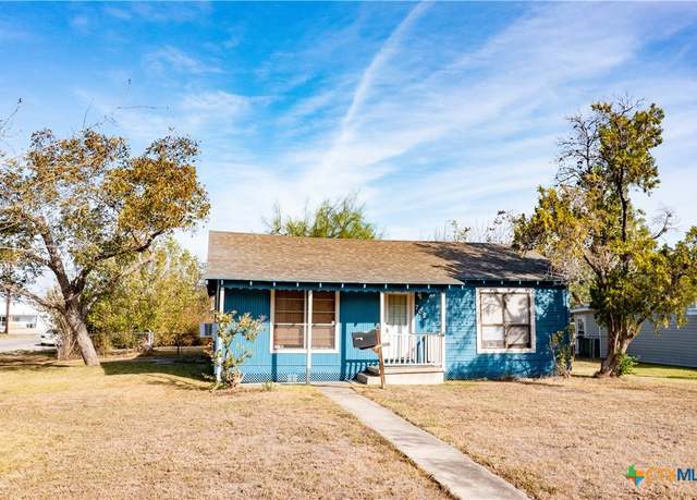 Property at 702 E Anaqua Ave, Victoria, TX 77901, 3 beds, 2 baths