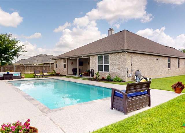 Property at 107 Chisholm Trl, Victoria, TX 77904, 4 beds, 3 baths