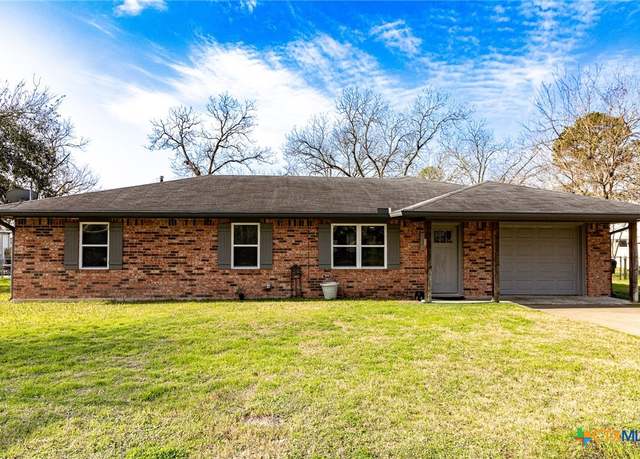 Property at 912 N Avenue G, Shiner, TX 77984, 4 beds, 2.5 baths