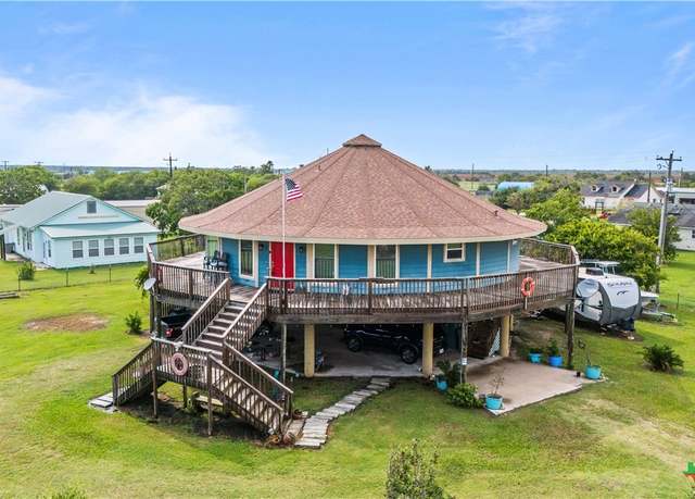 Property at 1504 W Saint Louis Ave, Seadrift, TX 77983, 3 beds, 2 baths