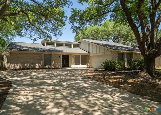 Property at 104 Woodwind Dr, Victoria, TX 77904, 4 beds, 2 baths