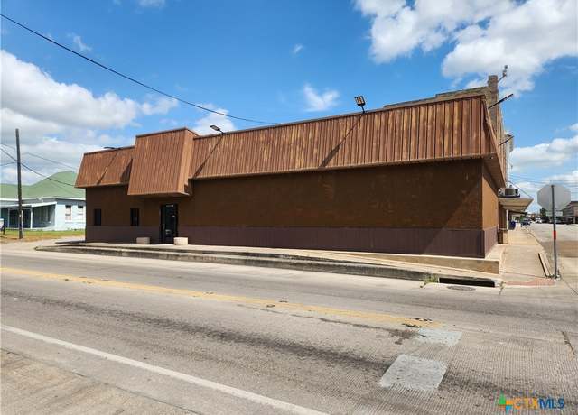 Property at 201 W Morris St, Yoakum, TX 77995, 2 beds, 1 bath